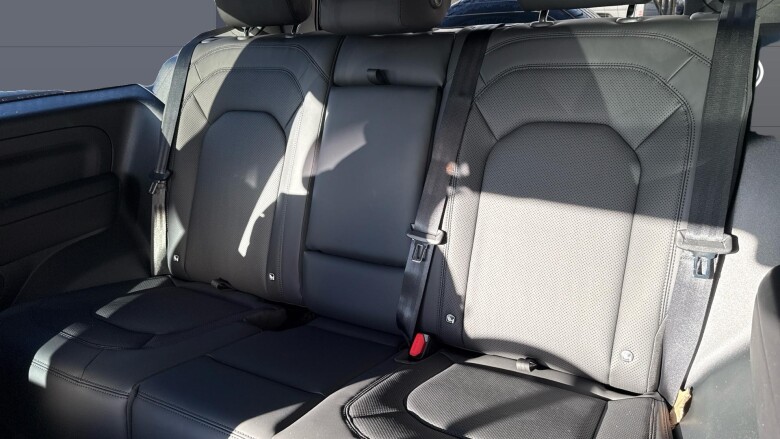 Land Rover Defender 3.0 D250 X-Dynamic SE 90 3dr Auto Diesel Estate